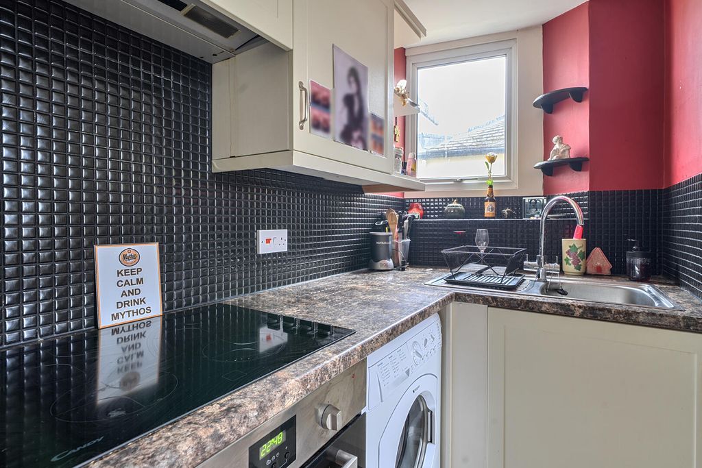 1 bed flat for saleMarket Square, Axminster EX13 photo 5