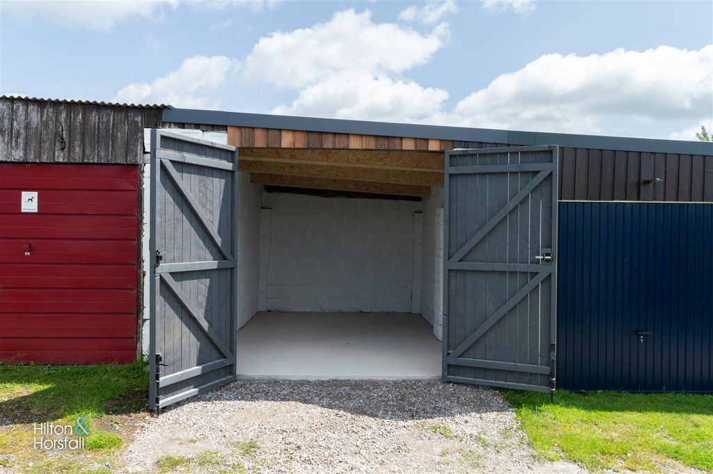 Property photo 3 of 4 Garage 11