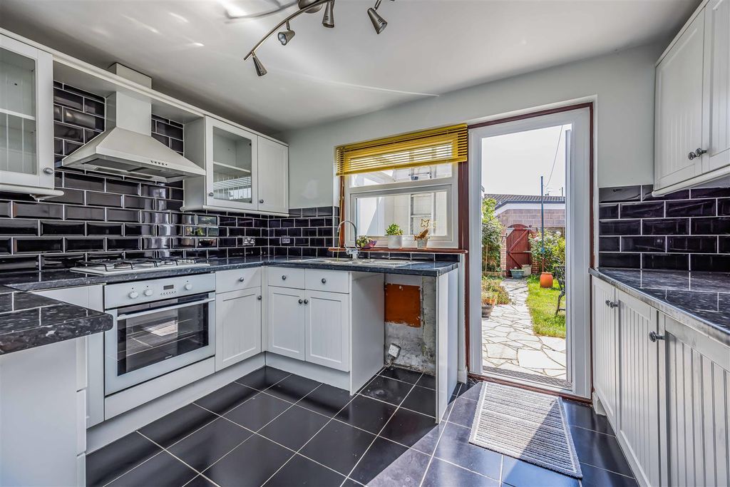 Property photo 3 of 22 300 Locksway Road, Southsea-Small-Porticomarketing