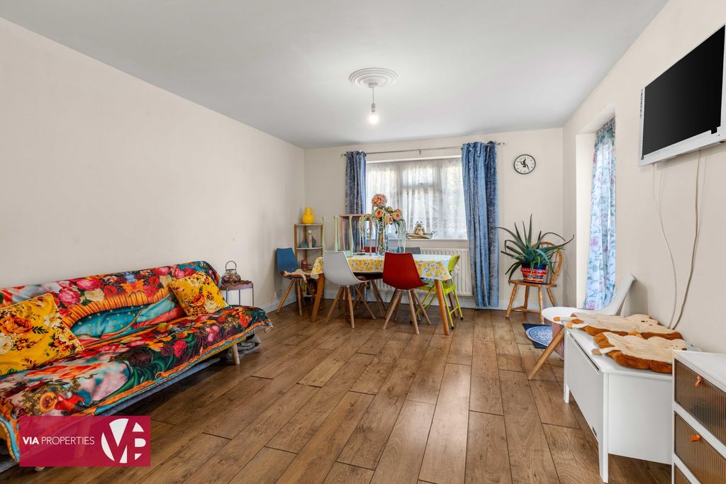 Property photo 3 of 18 Dining Area