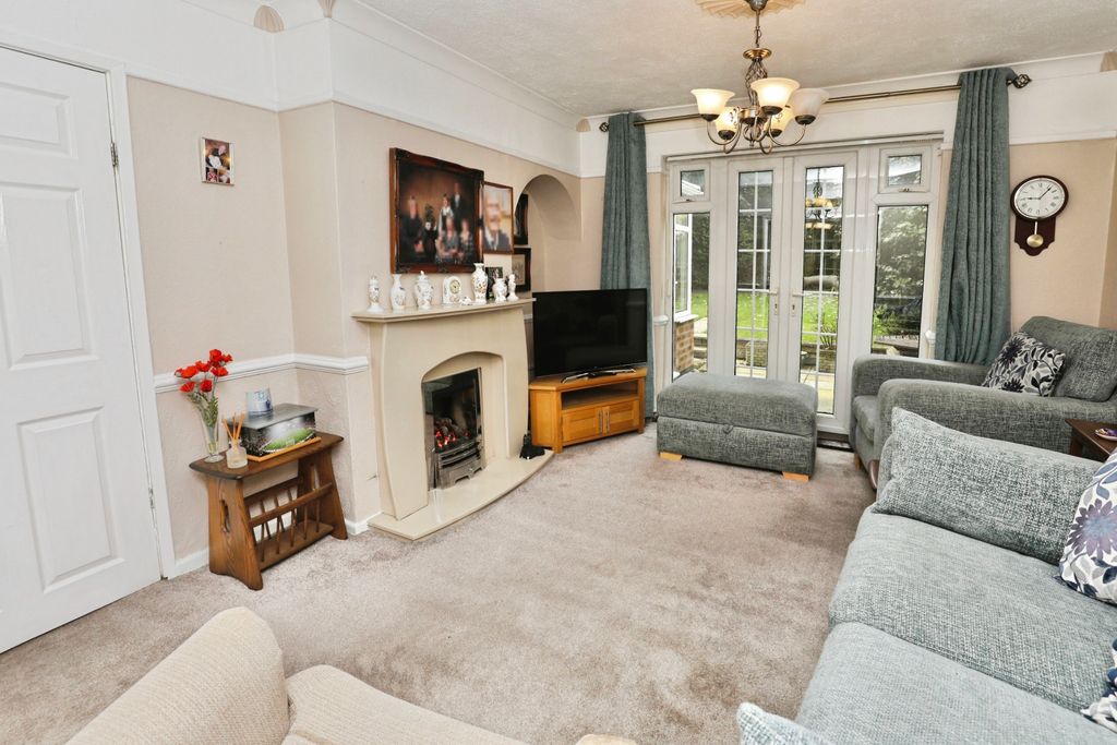 Property photo 3 of 15 Lounge