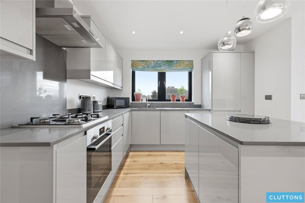 Property photo 2 of 11 Picture No. 14