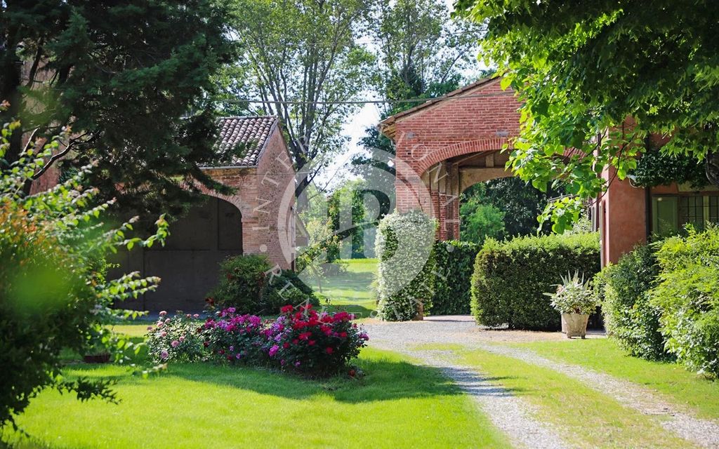 Property photo 2 of 32