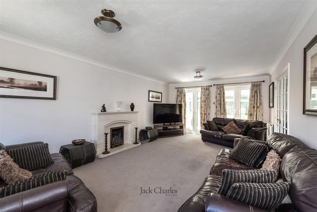Property photo 2 of 22 16 Ely Gardens, Tn10 4Nz 002.Jpg