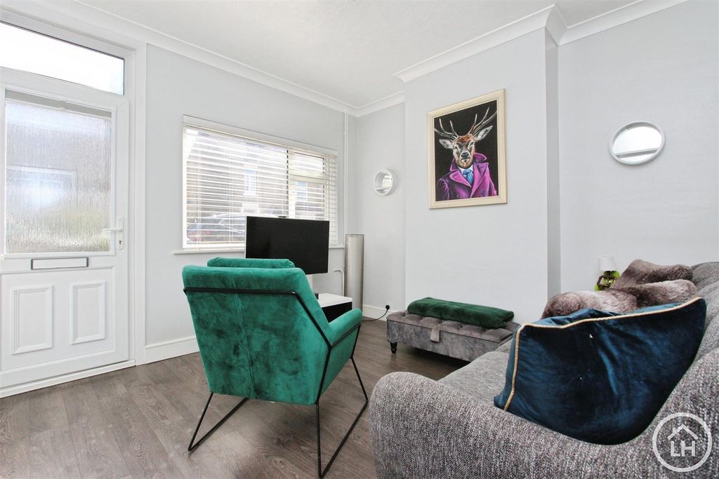 Property photo 3 of 11 Lounge