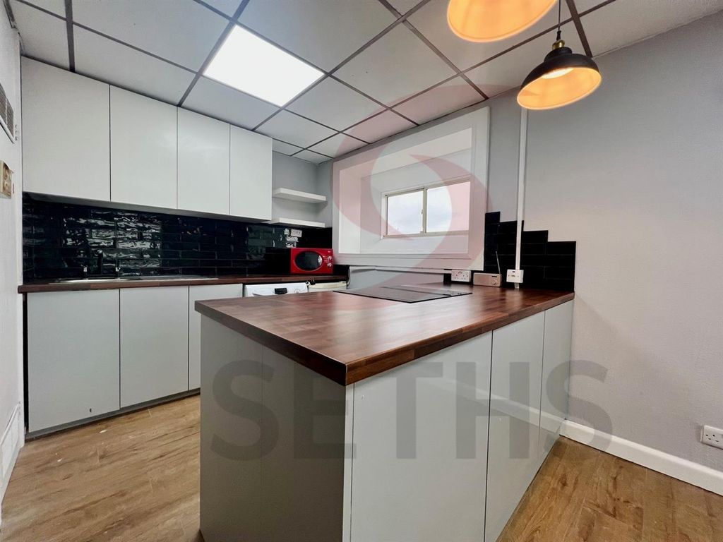 Property photo 2 of 7 Kitchen