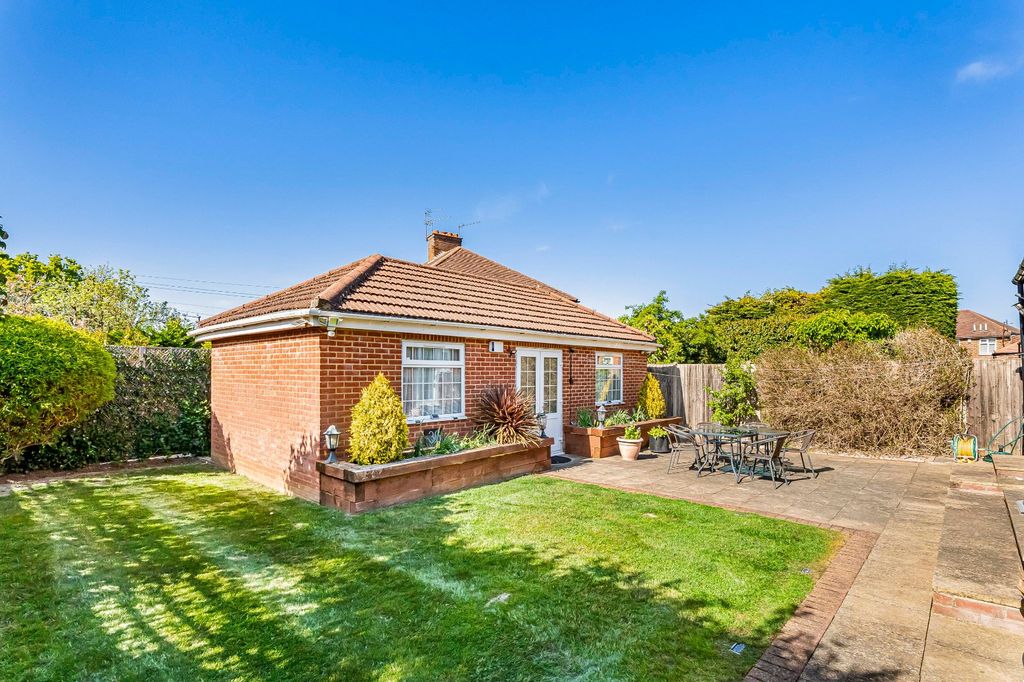 Property photo 2 of 25 Picture No. 11