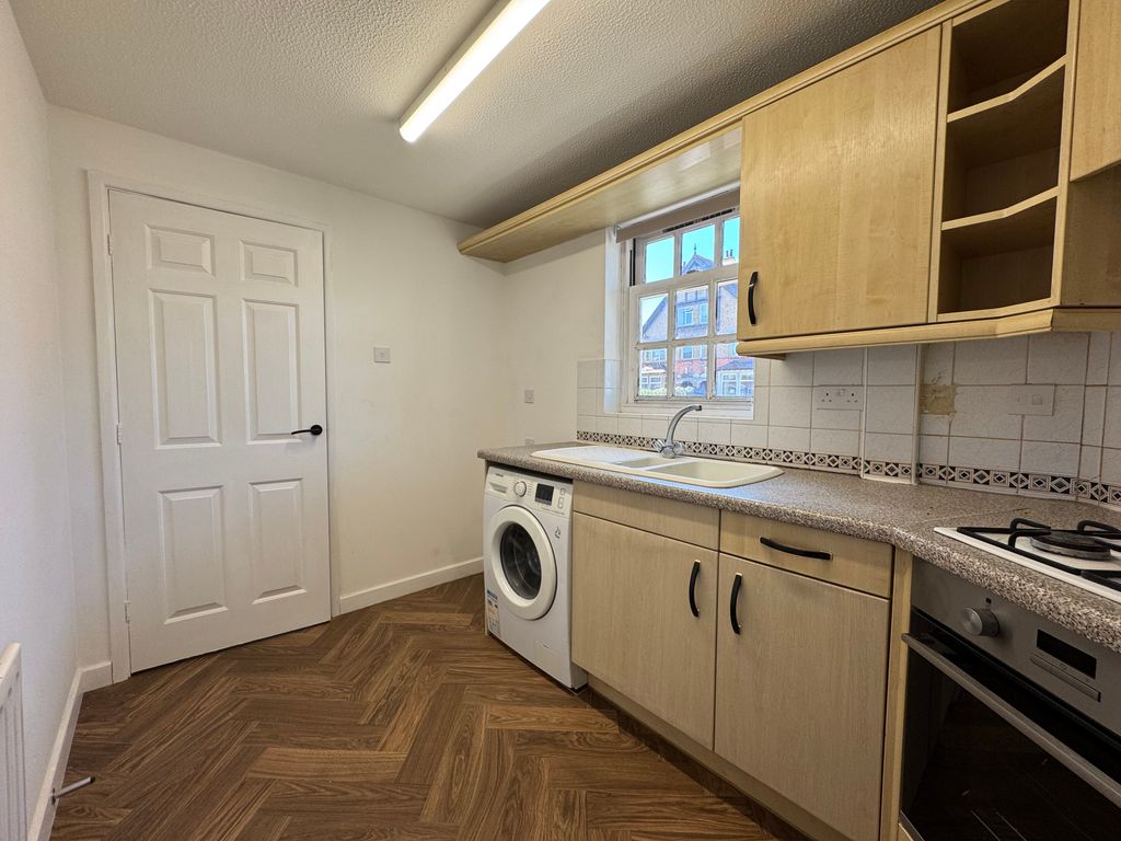Property photo 3 of 11 Kitchen