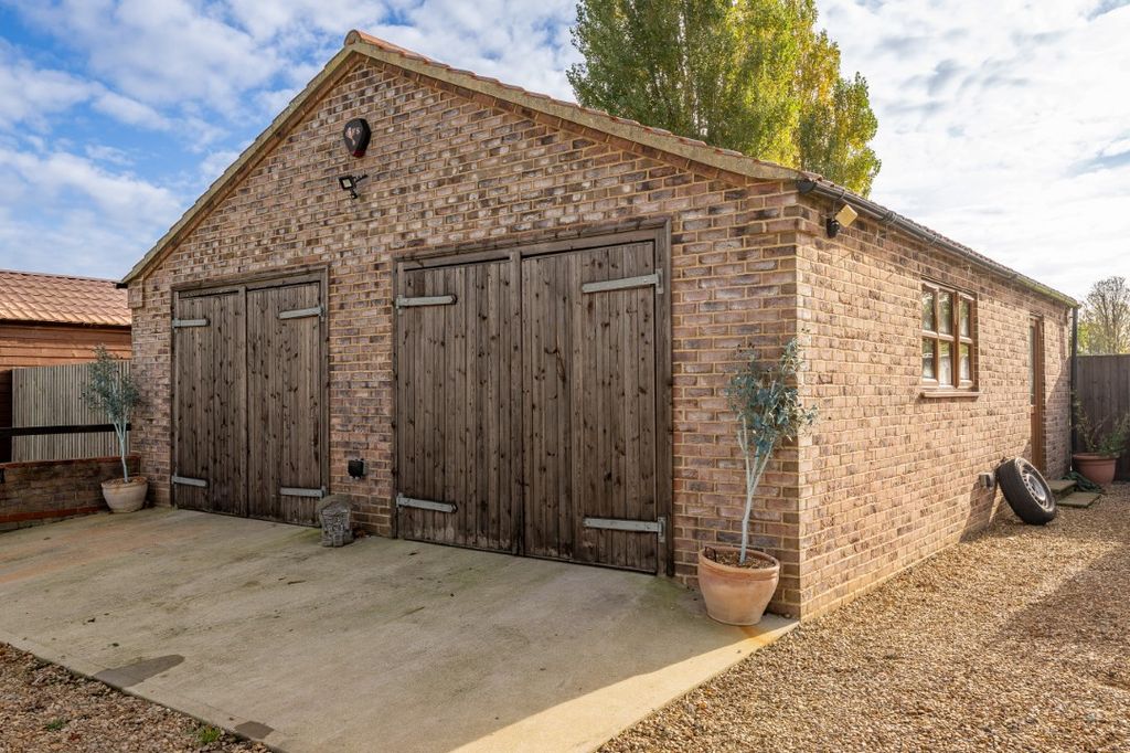 Property photo 3 of 35