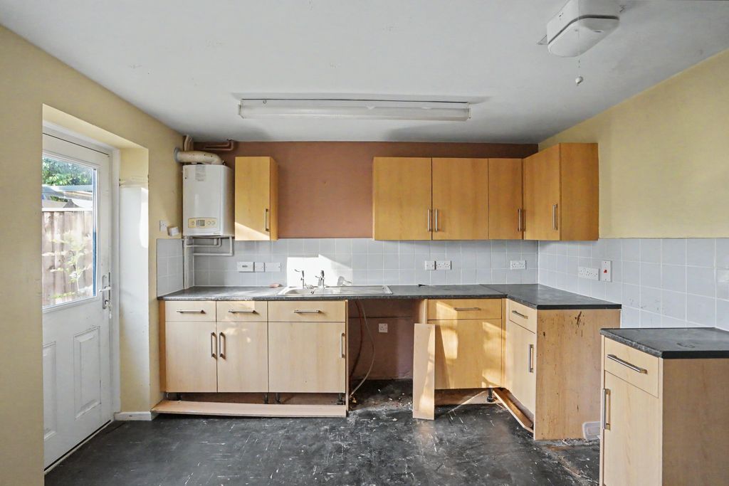 Property photo 2 of 18 12 Bartlett Close, Witney, Oxfordshire, Ox28 6Fd
