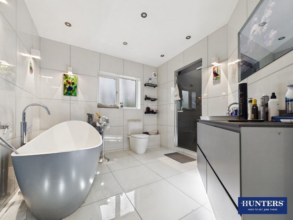 Property photo 3 of 40 Ensuite Master