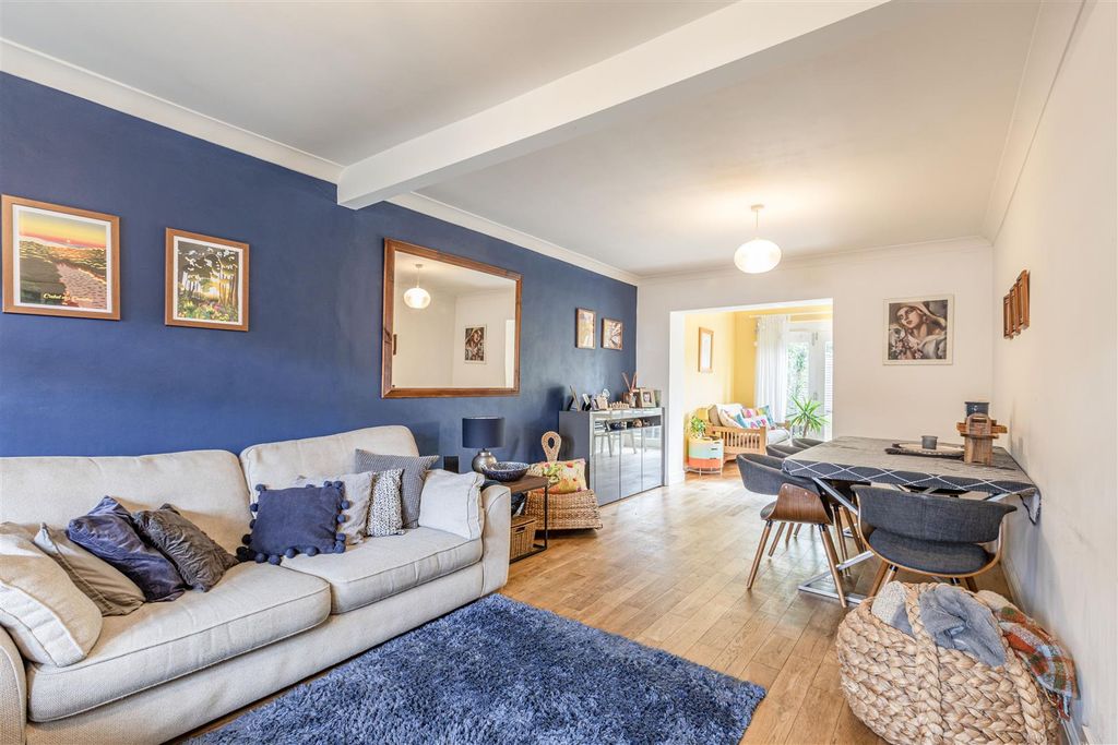 Property photo 3 of 20 51 Hart Road, Kt14 7Nj - 1.Jpg