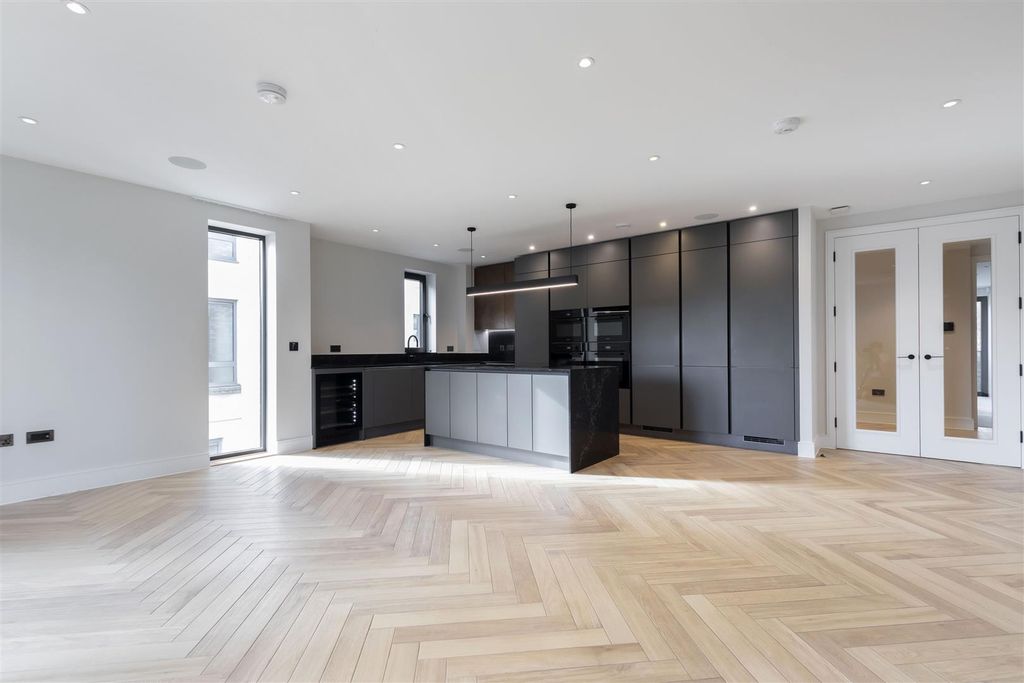 Property photo 2 of 16 Parabola Rd-09.Jpg