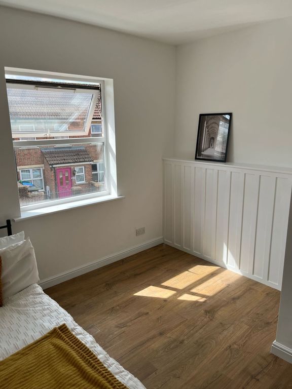 Property photo 3 of 6 A Bright And Well-Maintained Single Bedroom Featur...