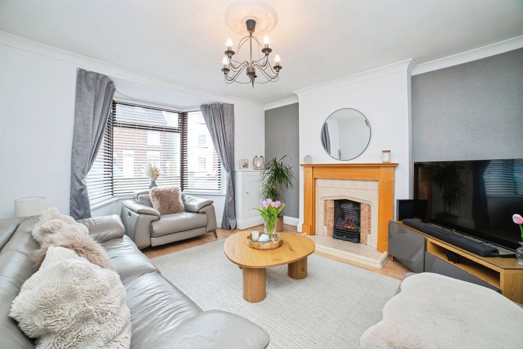 Property photo 3 of 16 Lounge