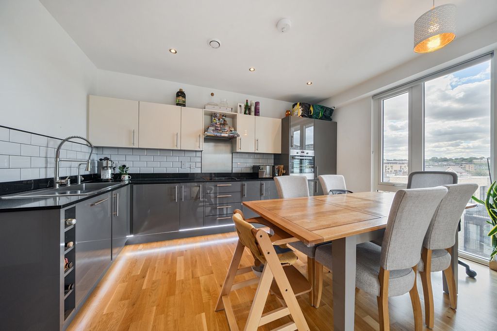 Property photo 2 of 19 4-6A7462E3Cdb8F-1...