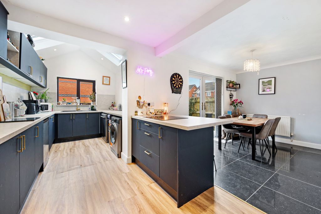 Property photo 2 of 25 Picture No. 21