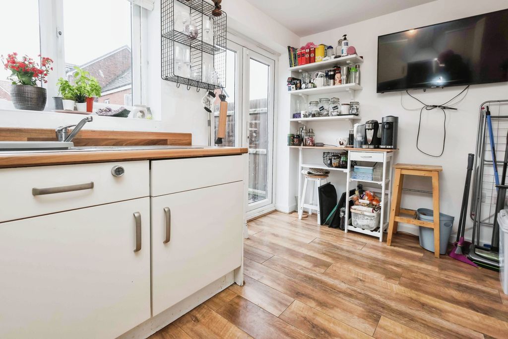 Property photo 3 of 17 Kitchen