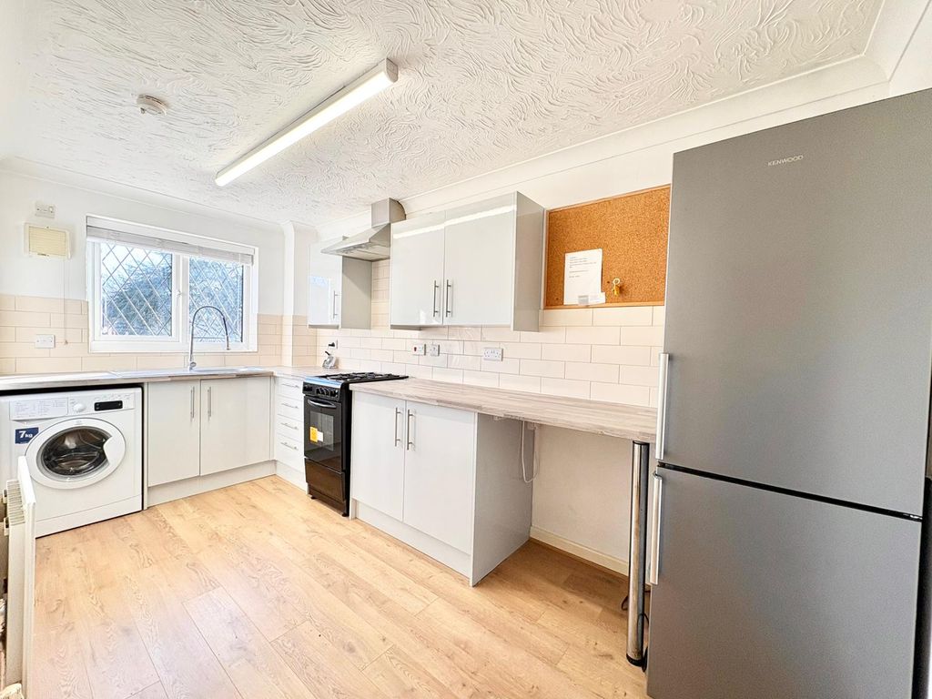 Property photo 2 of 6 Kitchen