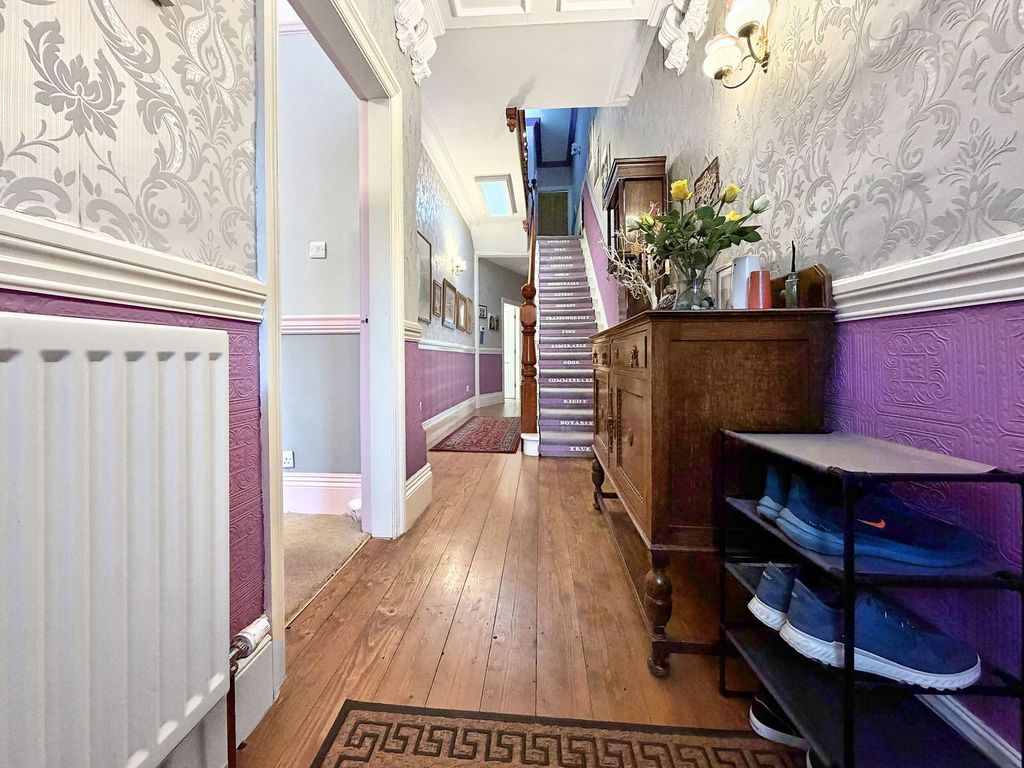 Property photo 2 of 32