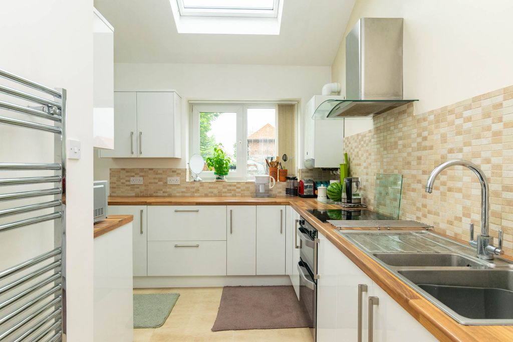 Property photo 3 of 16 Kitchen202