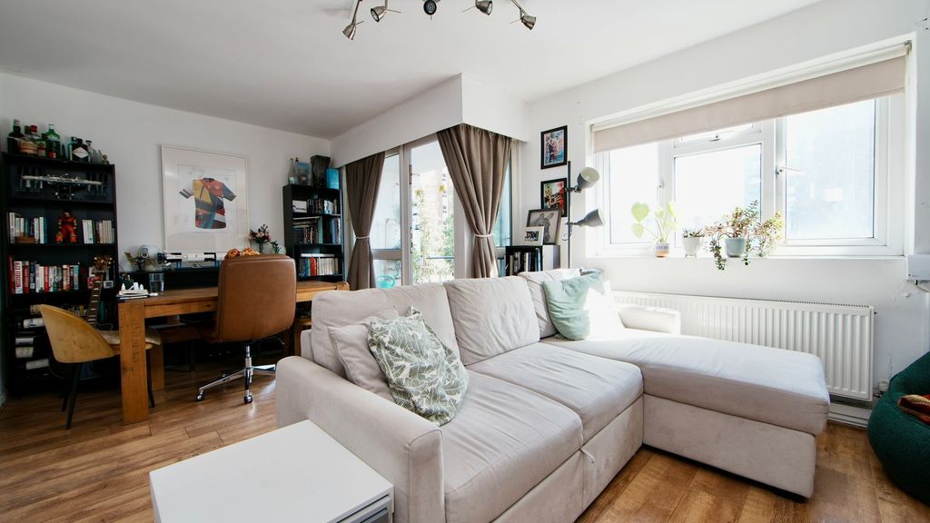 Property photo 3 of 12 Spacious Lounge