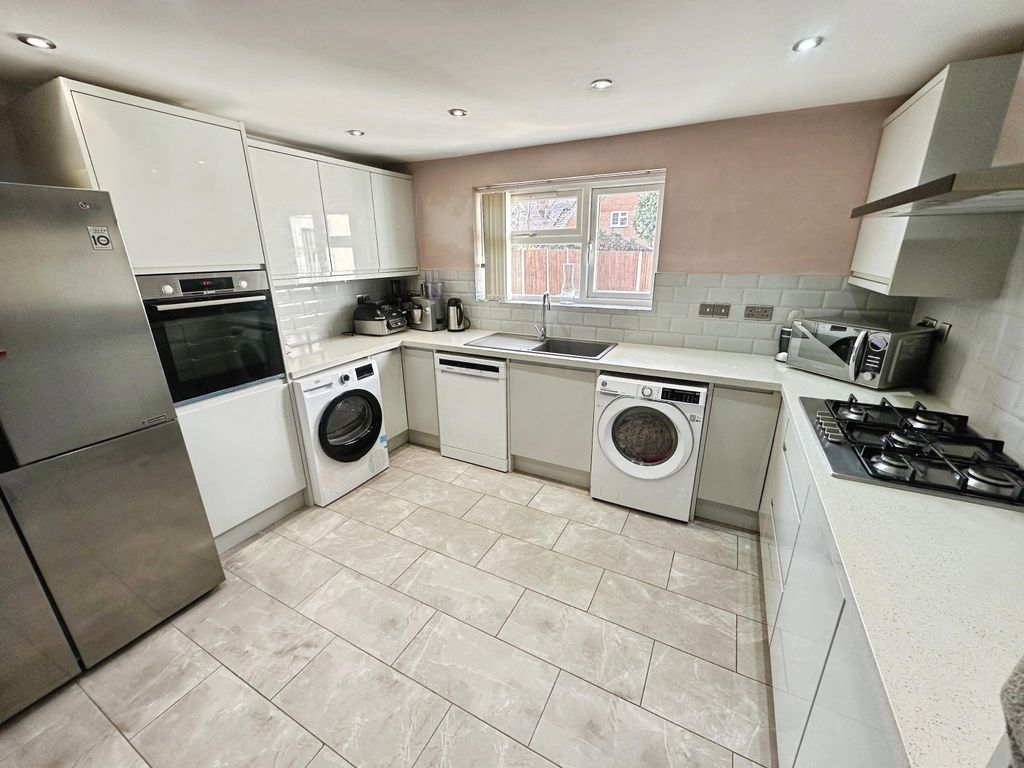 Property photo 3 of 18 Kitchen