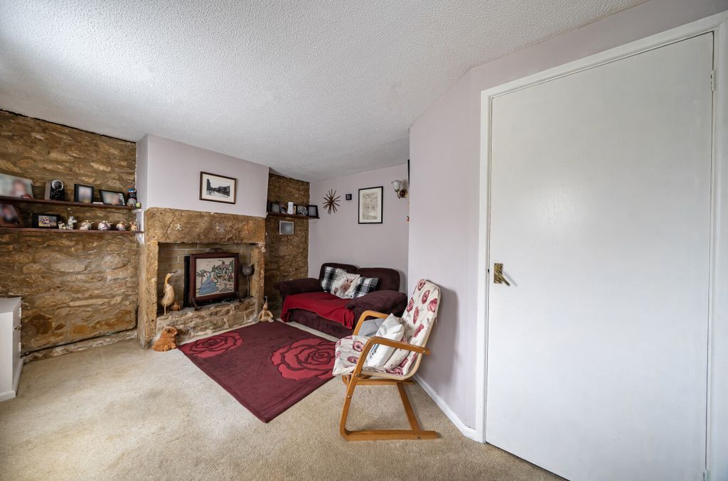 Property photo 3 of 15 1360933-19-68De47...