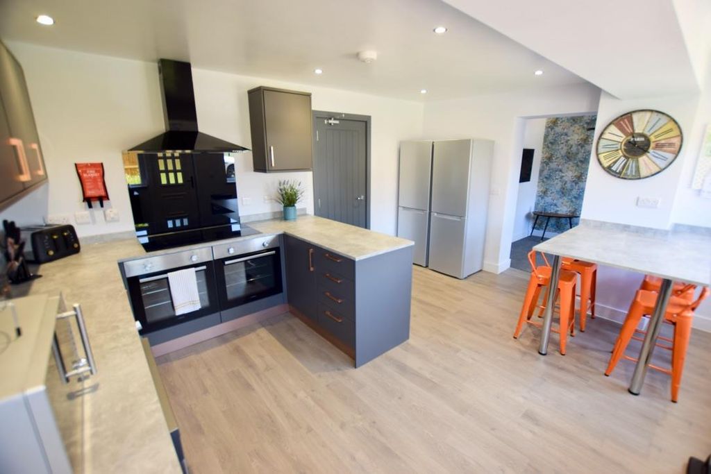 Property photo 1 of 9 Communal Kitchen