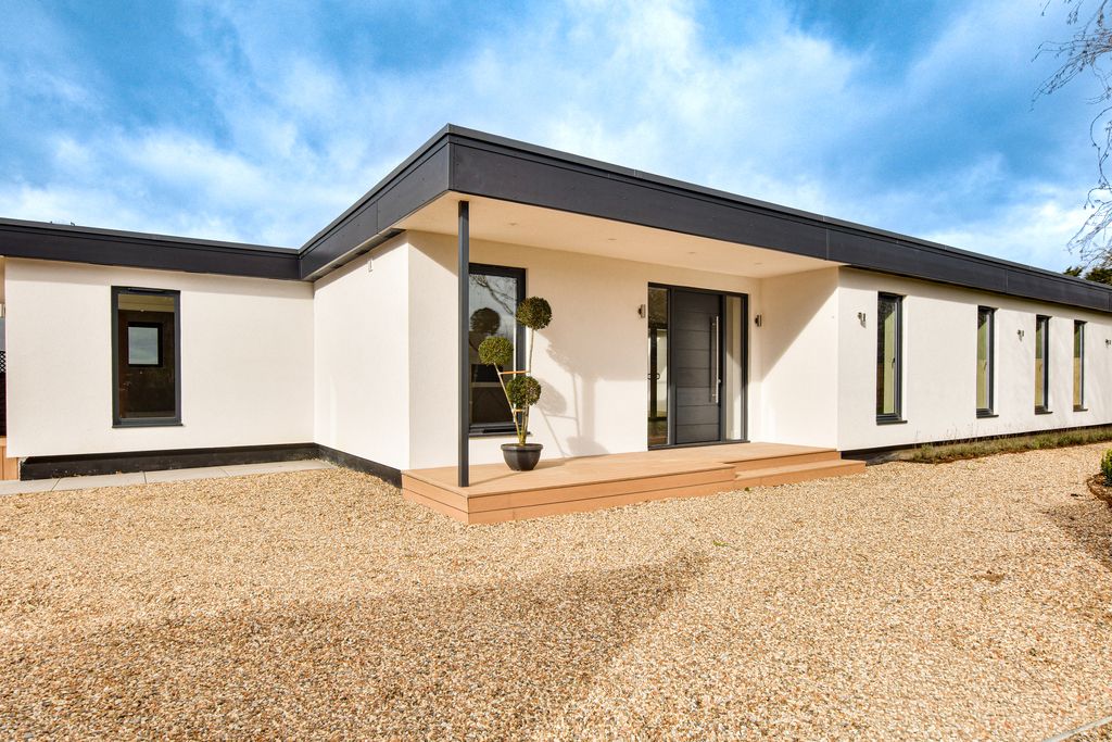 Property photo 1 of 34 Dsc_0301-Dsc_0303