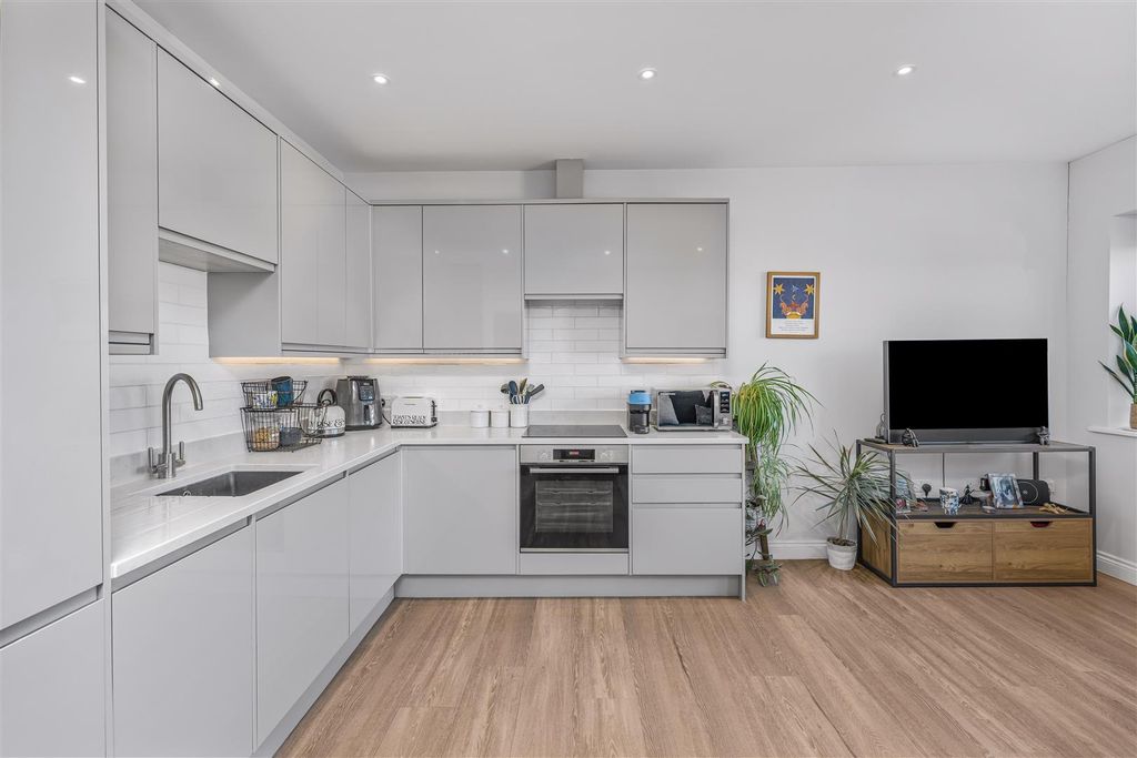 Property photo 2 of 13 Flat 8, 30 Crouch Street, Banbury-10.Jpg