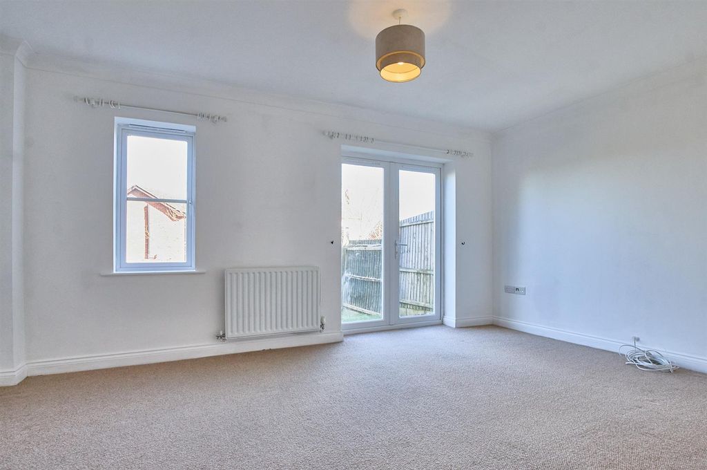 Property photo 3 of 13 Lounge