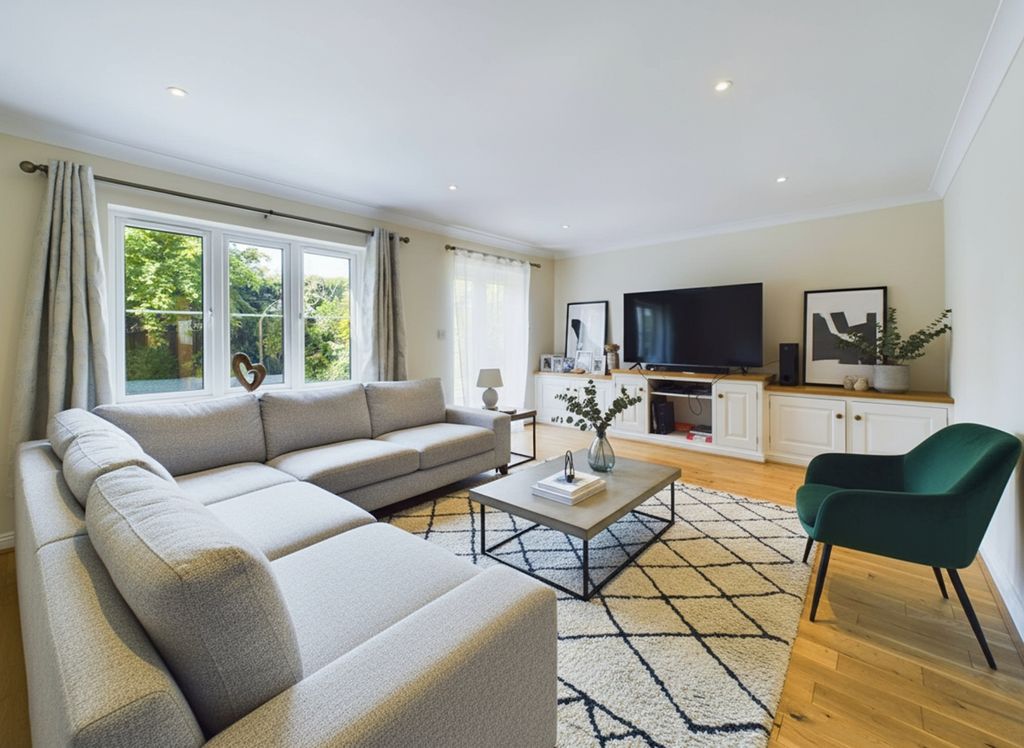 Property photo 3 of 16 Cam02533G0-Pr0029-Still004-001