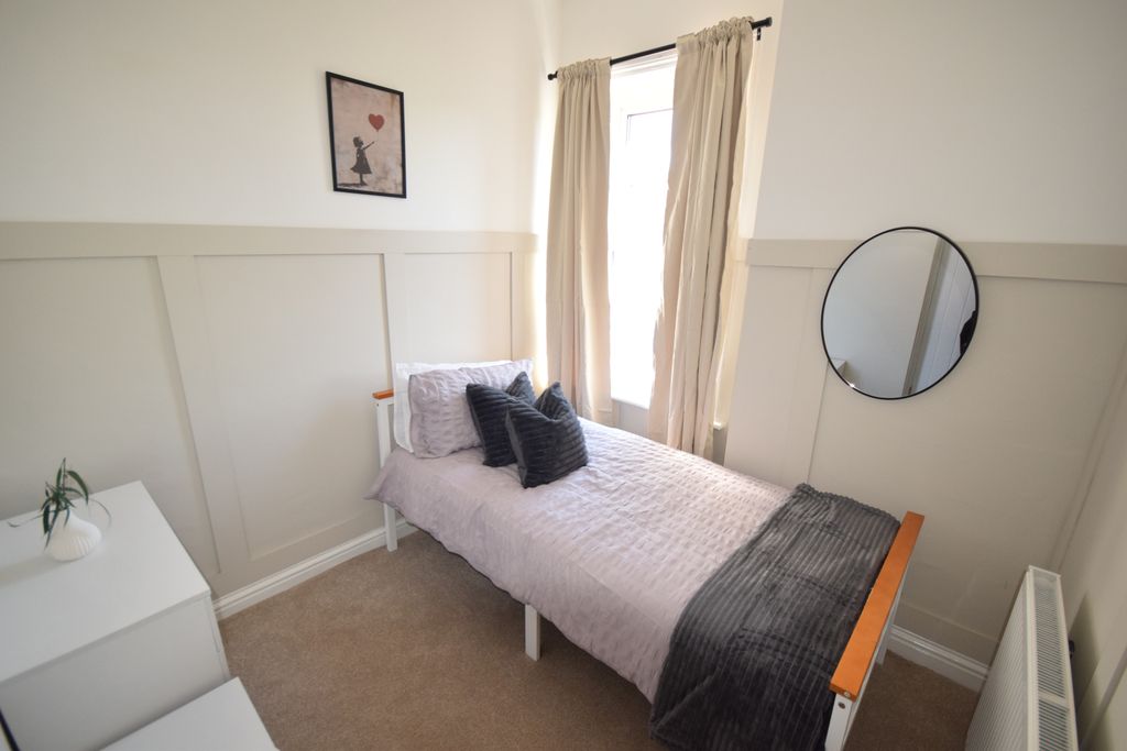 Property photo 1 of 15 Bed 2