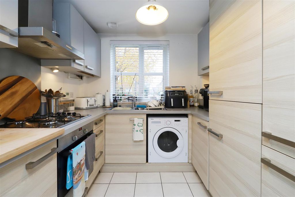 Property photo 3 of 9 Kitchen