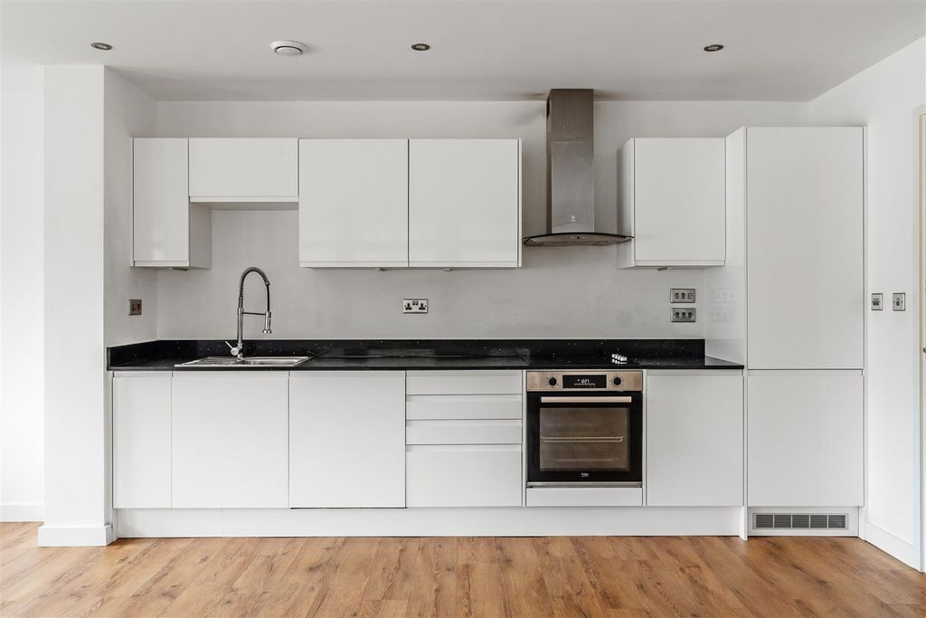 Property photo 3 of 10 21-Deepdene-House-5.Jpg