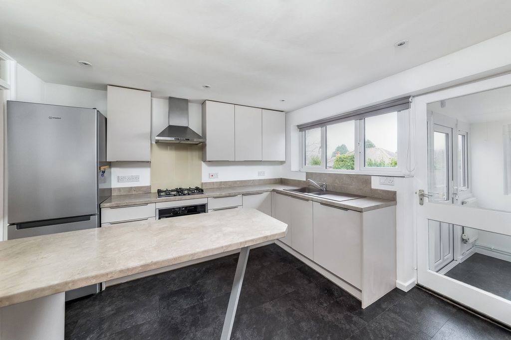 Property photo 3 of 28