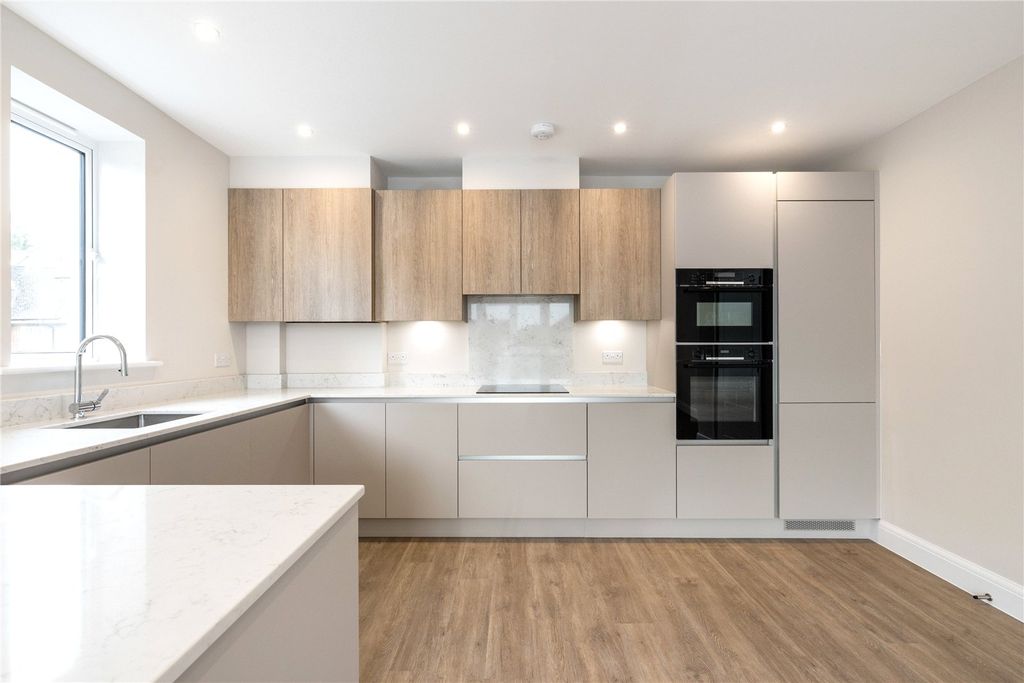 Property photo 3 of 8 Picture 3