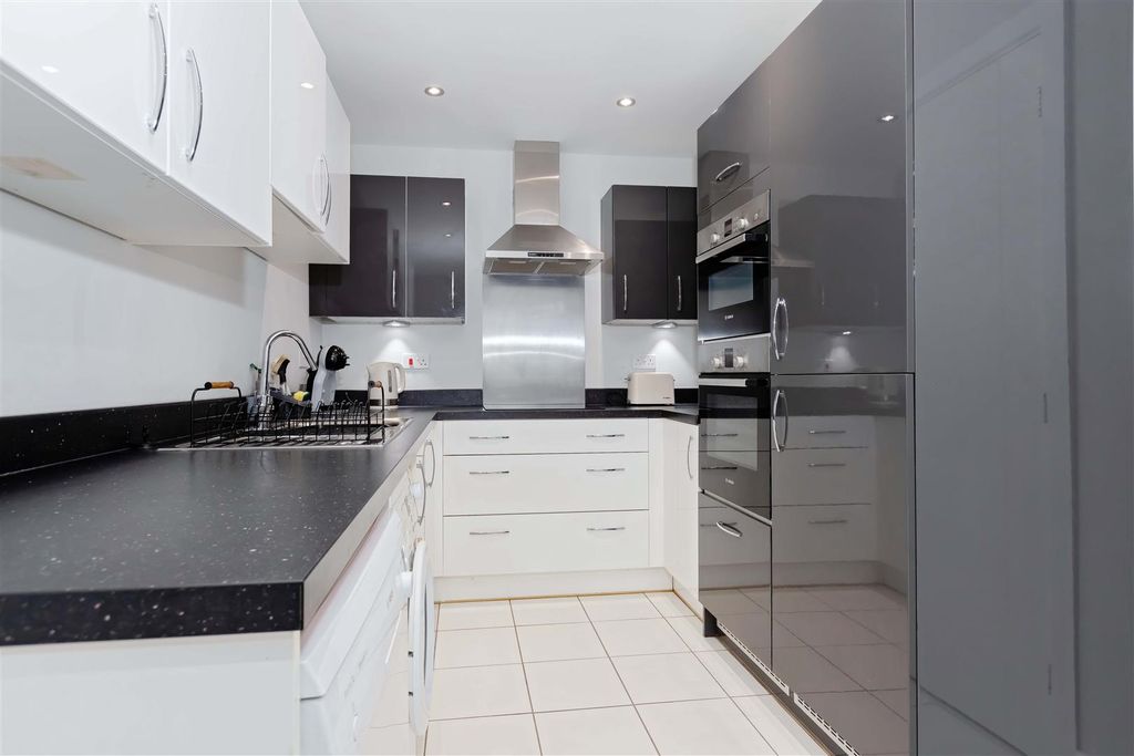 Property photo 2 of 27 For Sale By Aspire Residential | Weald Place