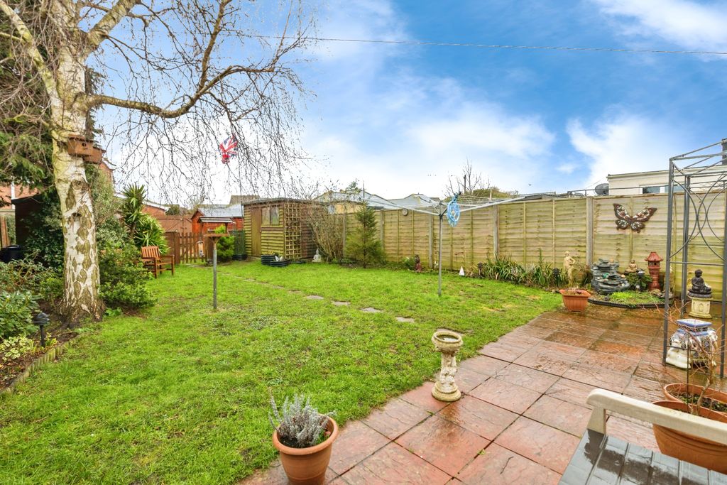 Property photo 3 of 17 Garden