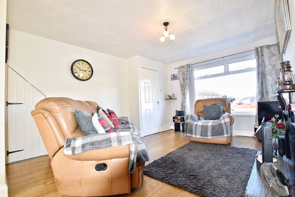 Property photo 3 of 17 Lounge