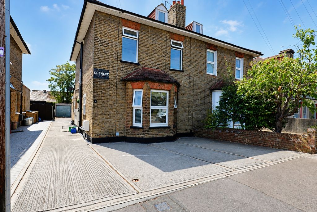Property photo 1 of 7 Front