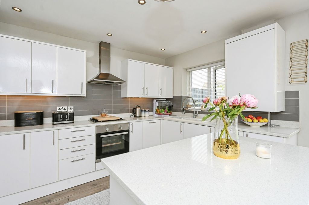 Property photo 3 of 23 Kitchen