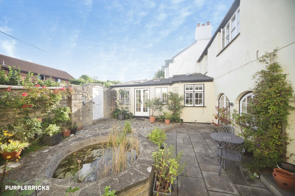 Property photo 2 of 24 Courtyard