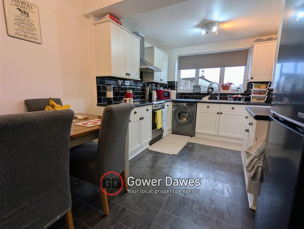 Property photo 3 of 13 Kitchen