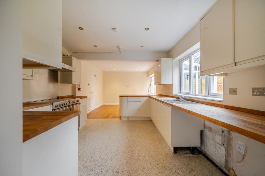 Property photo 3 of 20 Kitchen