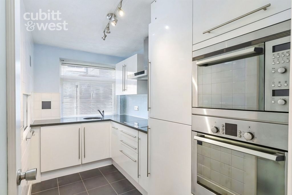 Property photo 3 of 12 Kitchen