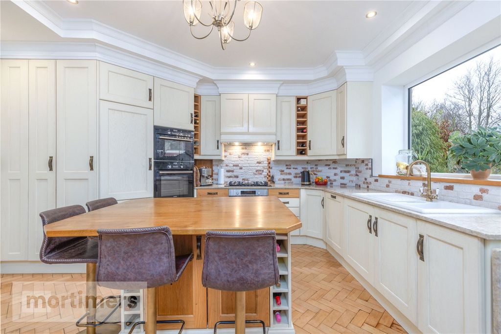 Property photo 2 of 32 Kitchen