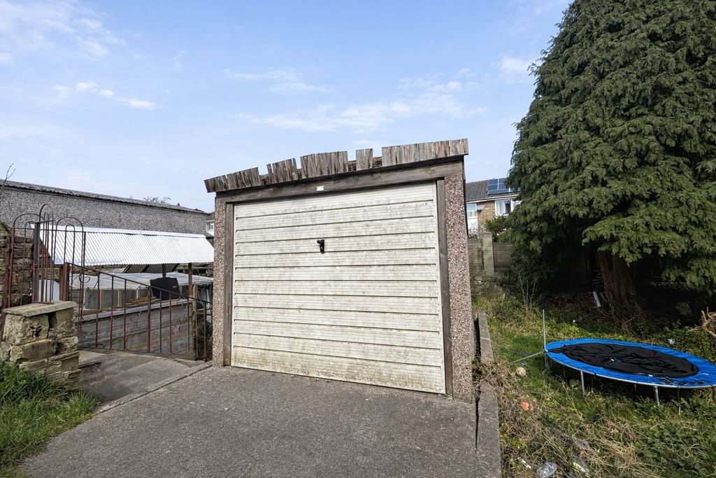 Property photo 2 of 9 Gargage