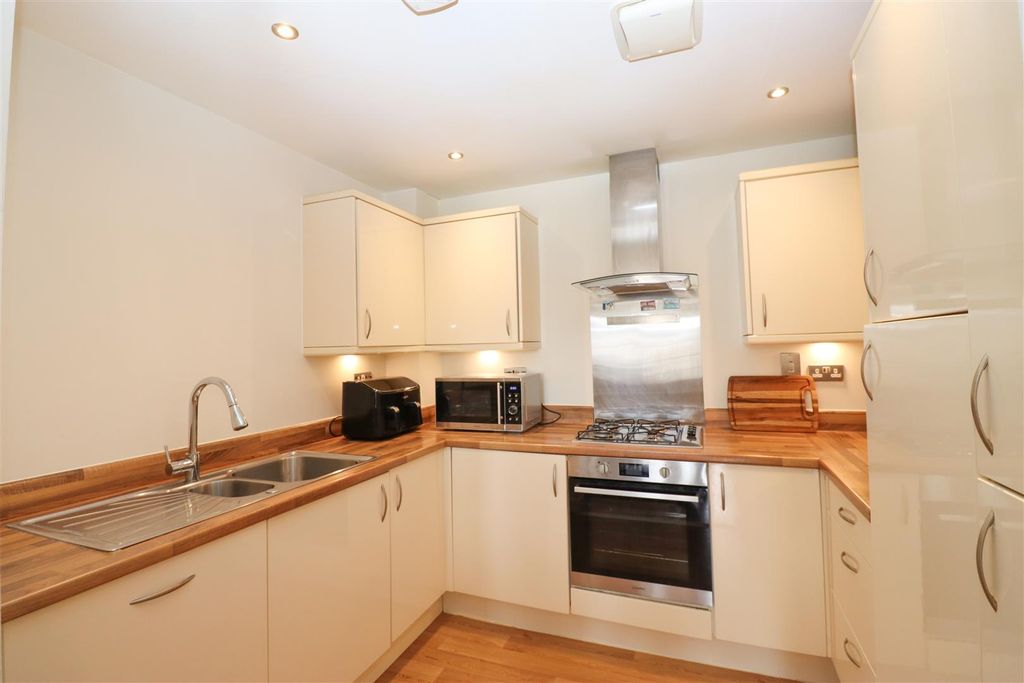Property photo 3 of 11 Kitchen